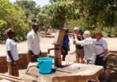 2012 Eine Wasserpumpe fuer Schueler in Gambia
